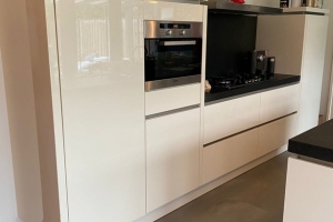 Quartz-Stone-Gietvloer-keuken-wit