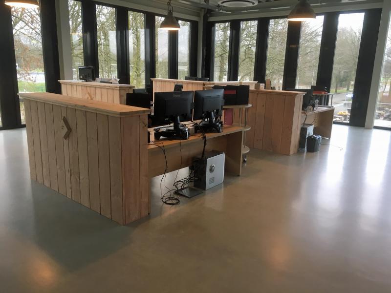 Transparante coating gevlinderde betonvloer