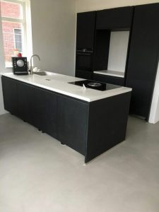 Venetiaans Woonbeton met zwarte keuken