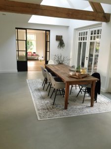 Design woonbeton eetkamer met kleed 2