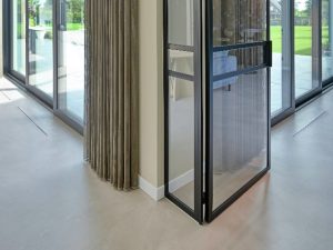 Gietvloer in combinatie met stalen deur