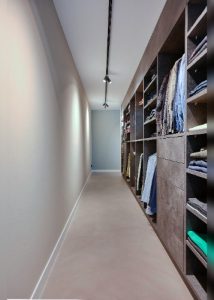 Gietvloer slaapkamer inloopkast