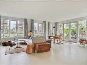 Zandkleur gietvloer woonkamer