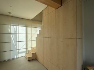 Japandi gietvloer in combinatie met Japanse trapkast