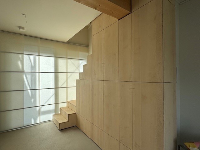 Japandi gietvloer in combinatie met Japanse trapkast 