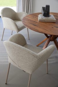 Lavasteen gietvloer met design meubelen Label van den Berg | Berkers Vloeren