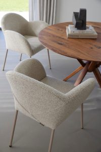 Minerale gietvloer met design meubelen Label van den Berg