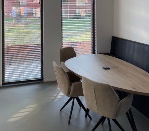 Minerale gietvloer leefkeuken | Berkers Vloeren