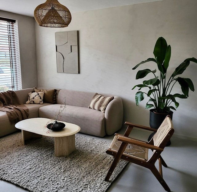 Woonkamer Japandi stijl met ton-sur-ton Lavasteen gietvloer