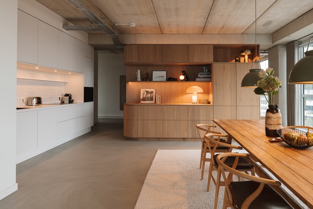 Minerale gietvloer in modern industrieel interieur | Berkers Vloeren