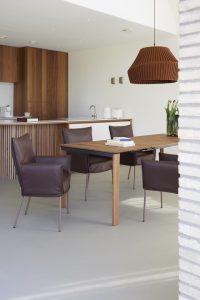 Houtskelet woning Lavasteen gietvloer met mininerale gietvloer en meubels van Label | Berkers Vloeren