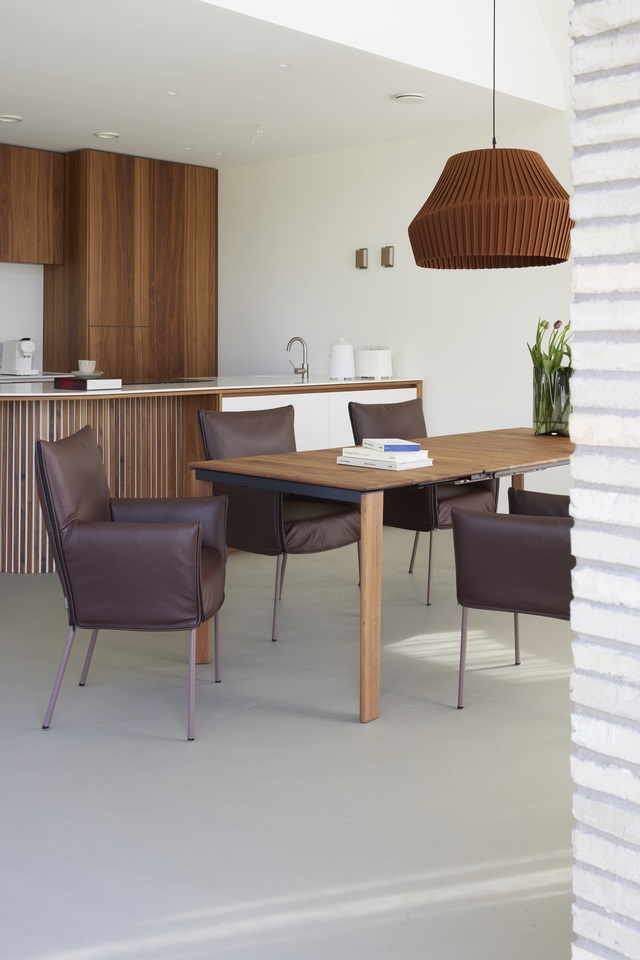 Houtskelet woning Lavasteen gietvloer met mininerale gietvloer en meubels van Label | Berkers Vloeren