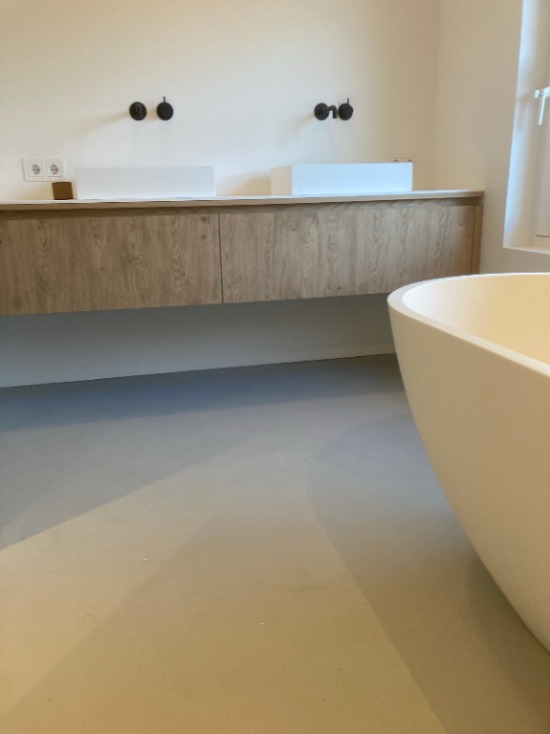 Scandinavische badkamer met minerale gietvloer Berkers Vloeren