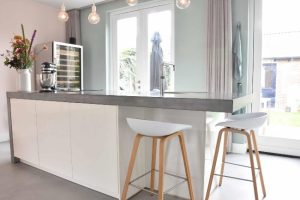 Scandinavische interieur in New Nordic-stijl met lichte pasteltinten en gietvloer van Berkers Vloeren