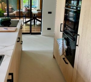 Kwartsiet gietvloer in zandkleur keuken | Berkers Vloeren