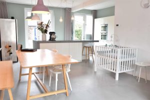 Venetiaans Woonbeton met wolkig effect in woonkamer en leefkeuken
