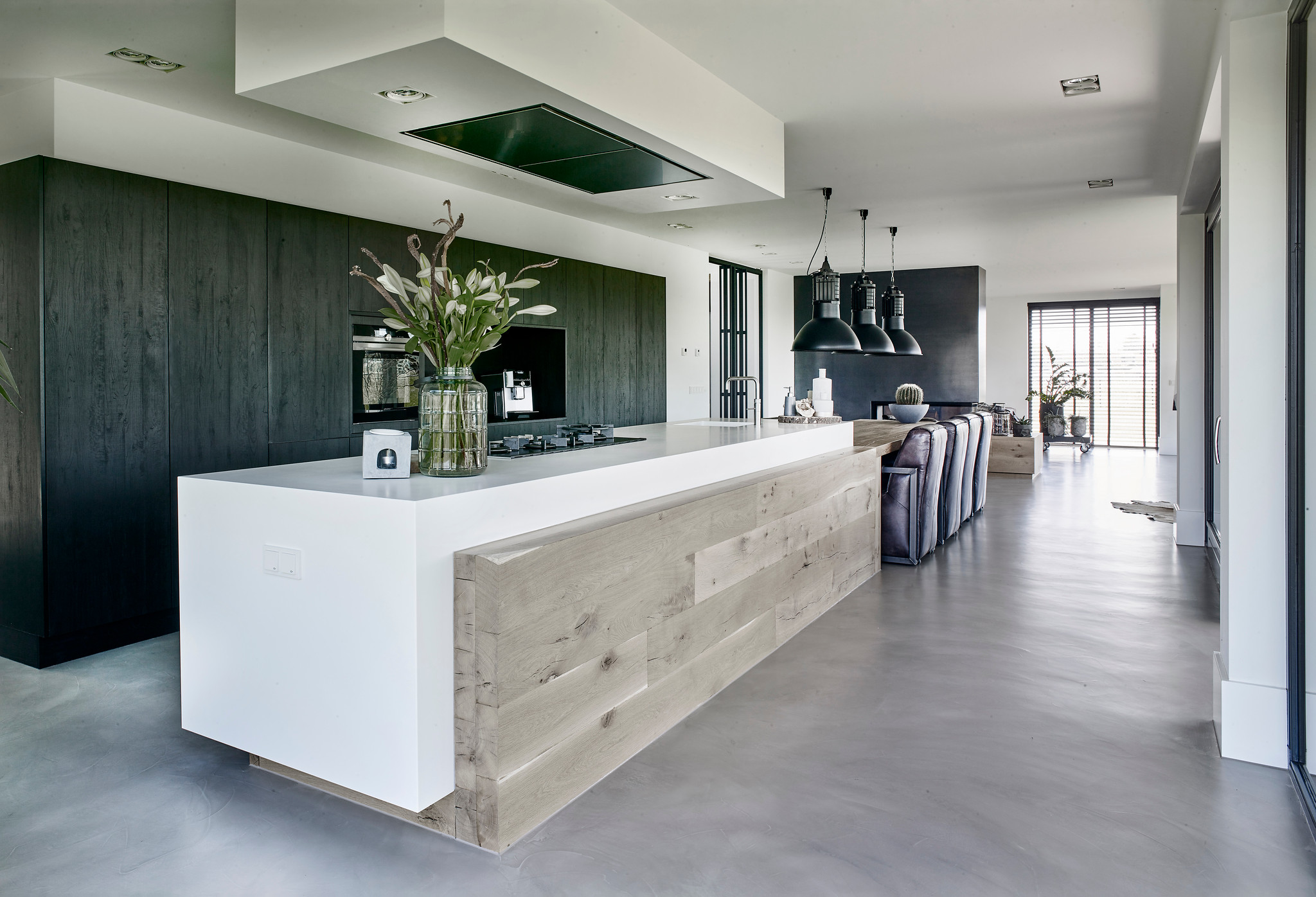 Venetiaans woonbeton vloer in leefkeuken met kookeiland