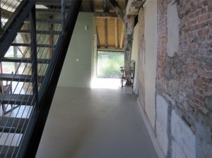 Industriële betonnen vloer met krachtige grijstint en pure, robuuste uitstraling.