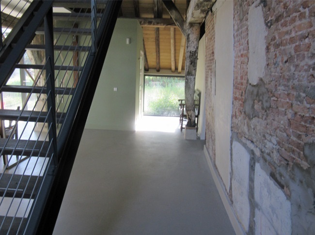 Industriële betonnen vloer met krachtige grijstint en pure, robuuste uitstraling.