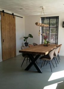 Microcement vloer met levendige structuur, ideaal voor industriële urban interieurs