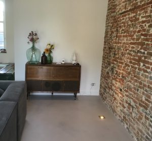 Donkere industriële vloer die kracht en diepte toevoegt aan een modern industrieel interieur