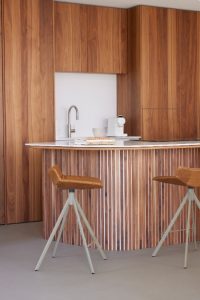 Lavasteen gietvloer PREMIUM met subtiel reliëf in minimalistisch interieur