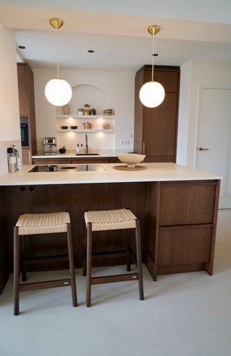 Minimal Sand gietvloer in Japandi keuken met zandkleur