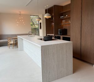 Minimal Sand gietvloer met fijne zandstructuur