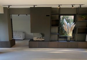 Hotel Chique interieur met elegante natuurlijke kwartsiet gietvloer.