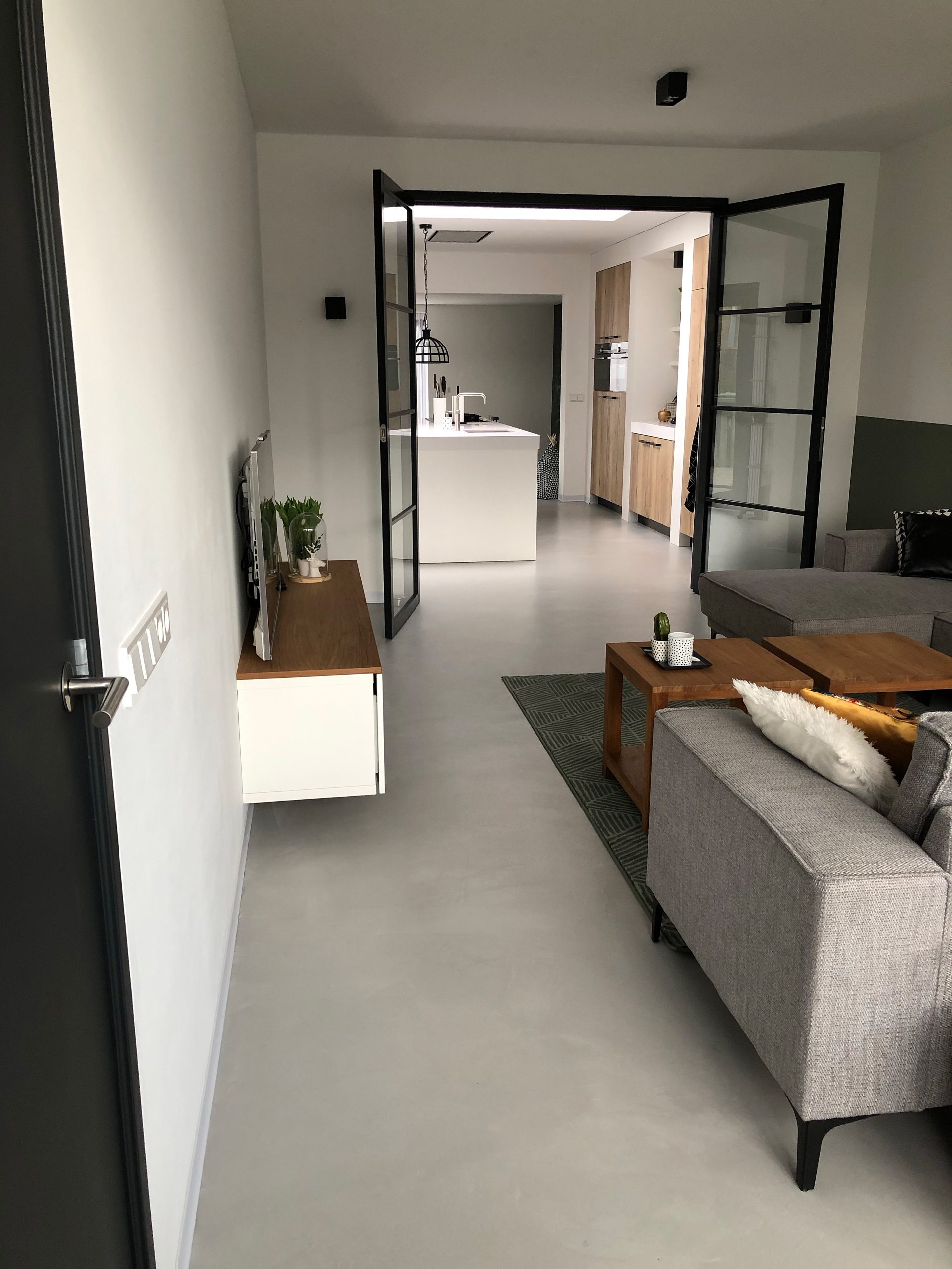 Venetiaans woonbeton in woonkamer in de keur Moss Grigio met natuurlijke kleurschakeringen