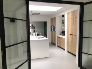 Venetiaans woonbeton vloer in leefkeuken met kookeiland