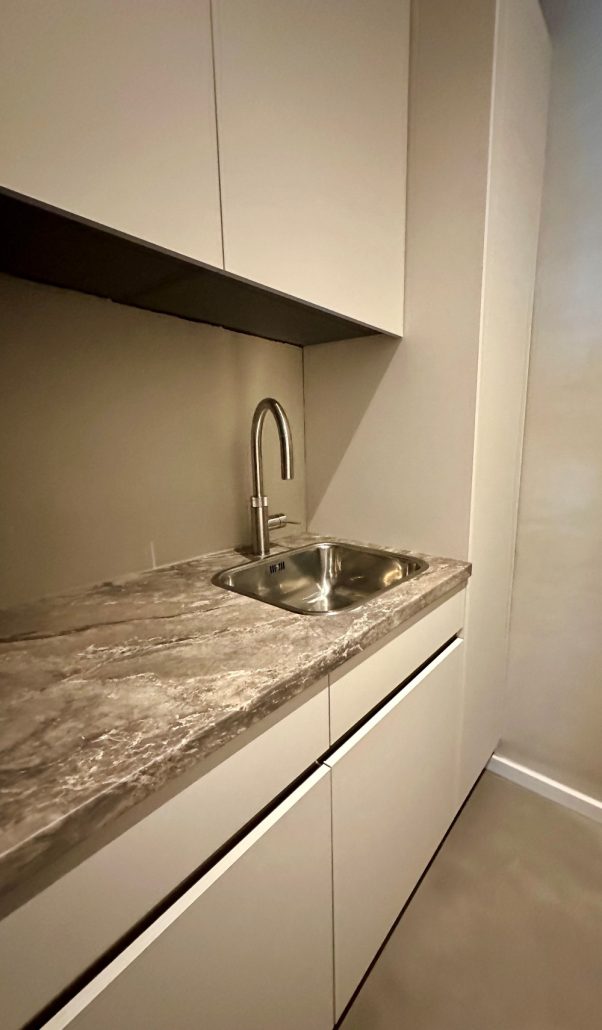 Zandkleur Solido kwartsietgietvloer in combinatie met beige keuken | Berkers Vloeren