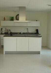 lichte gietvloer keuken minimalistisch design
