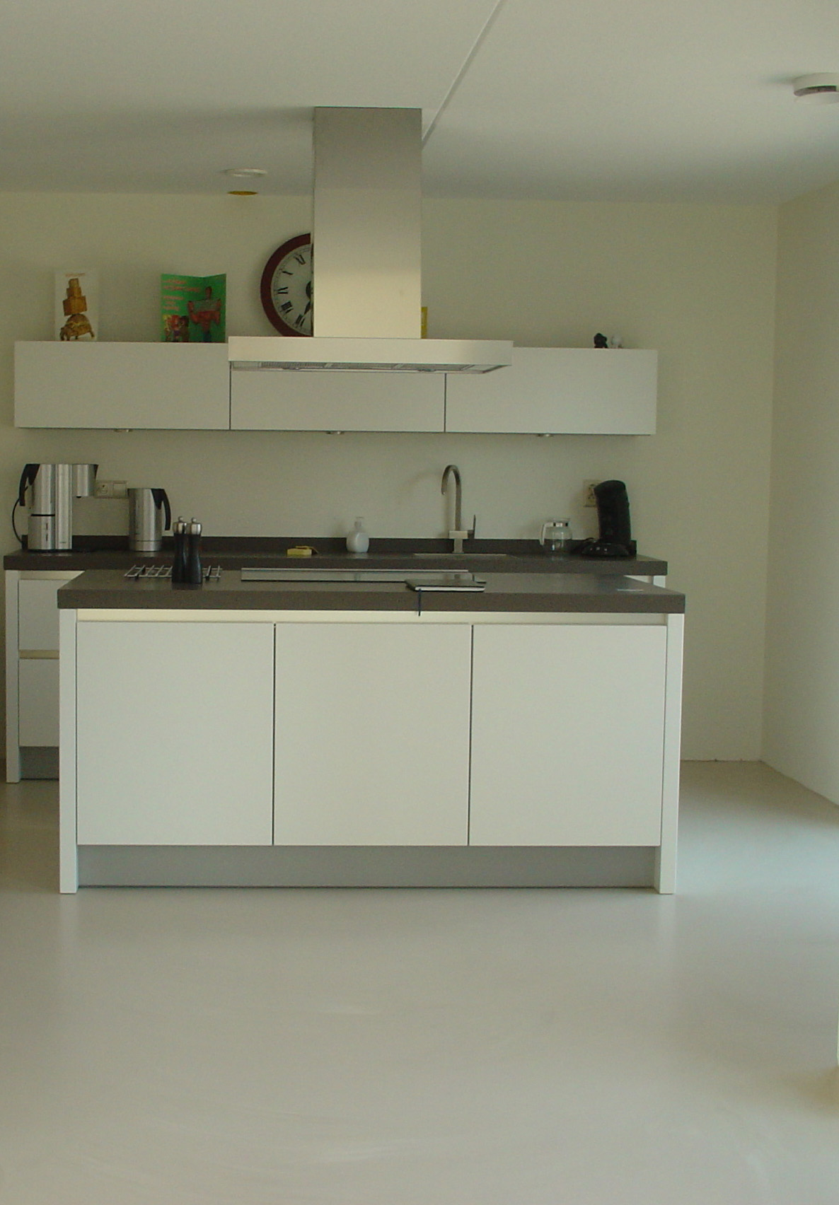 lichte gietvloer keuken minimalistisch design