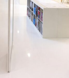 krassen op witte gietvloer zichtbaar detail