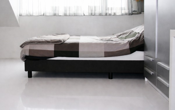 Witte PU gietvloer slaapkamer