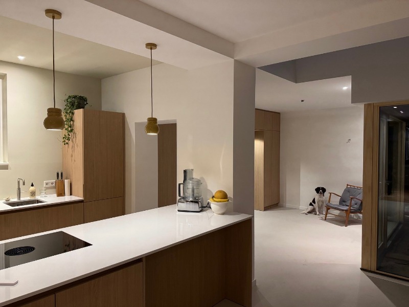 Minimal Sand gietvloer keuken in de kleur Hekla