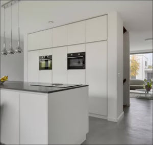 Modern witte keuken in combinatie met licht grijze gietvloer woonhuis Son | Berkers Vloeren