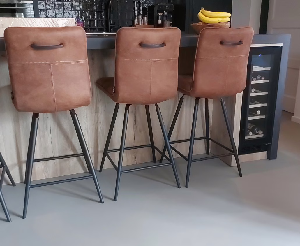Stoer keukeneiland met bar en krasbestendige Lavasteen gietvloer