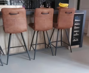 Stoer keukeneiland met bar en krasbestendige Lavasteen gietvloer
