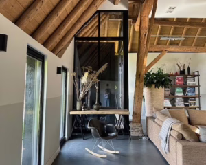 Landelijk gietvloer in moderne schuurwoning