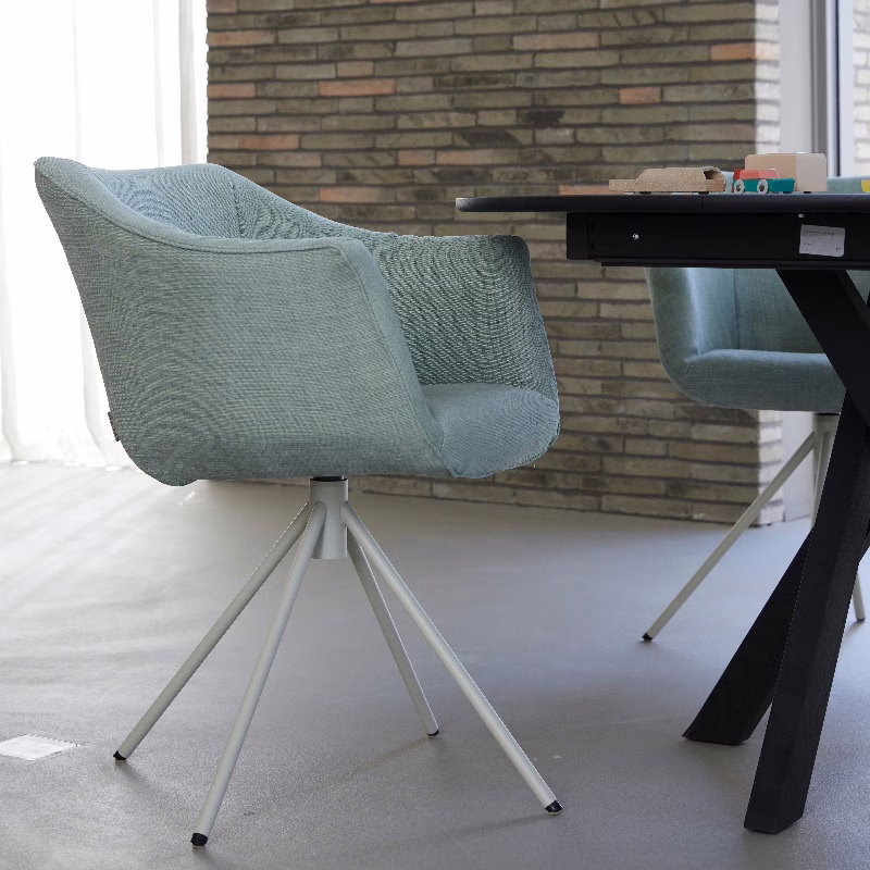 Lavasteen gietvloer PREMIUM in kleur Sira met exclusieve LABEL-stoel — Berkers Vloeren