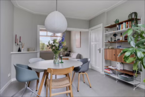 Lavasteen gietvloer toegepast in moderne gezinswoning met open leefruimte