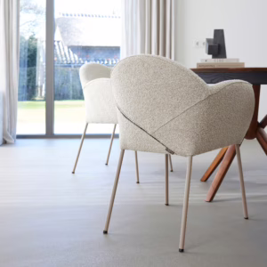 Lavasteen gietvloer PREMIUM in kleur Sira met exclusieve LABEL-stoel — Berkers Vloeren