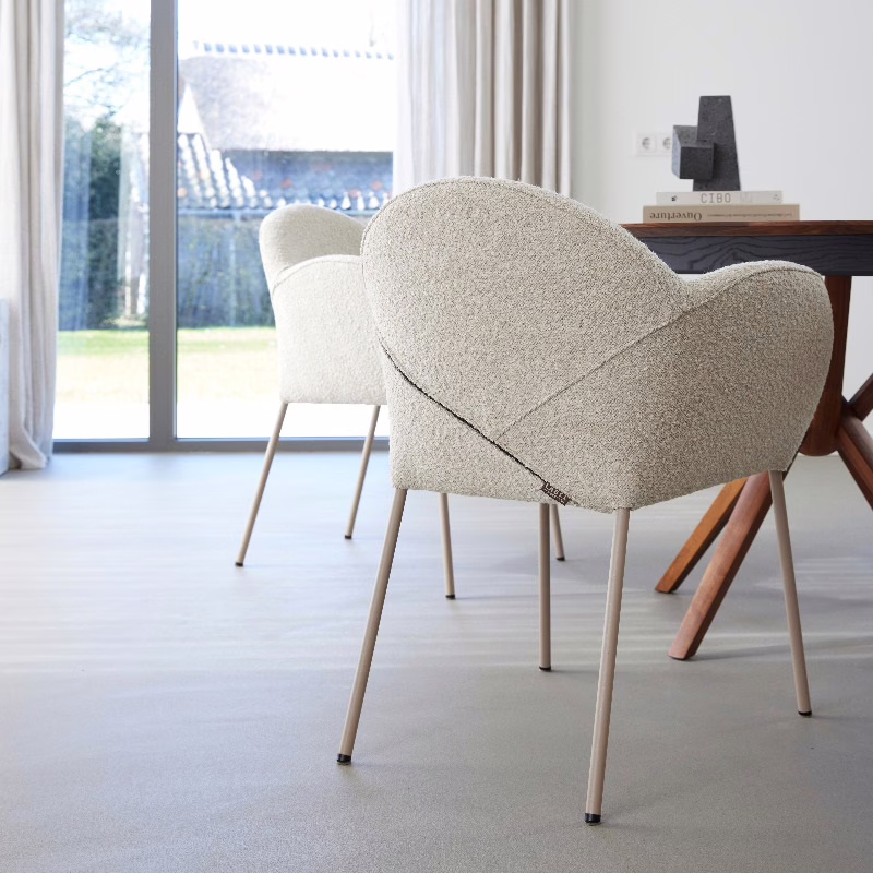 Lavasteen gietvloer PREMIUM in kleur Sira met exclusieve LABEL-stoel — Berkers Vloeren