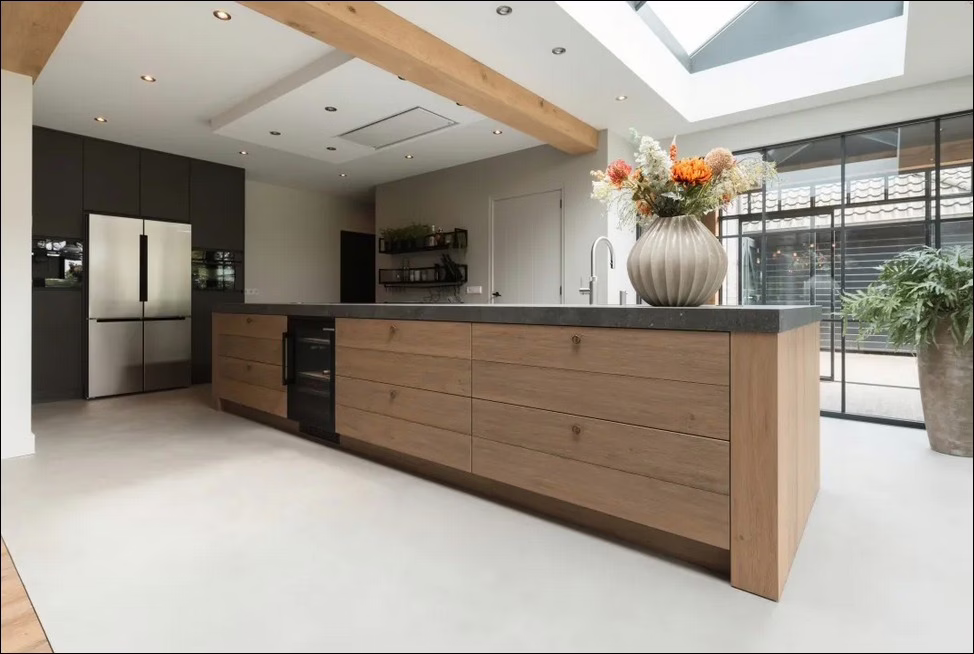 Lavasteen gietvloer in een moderne woonboerderij met grote glaspartijen