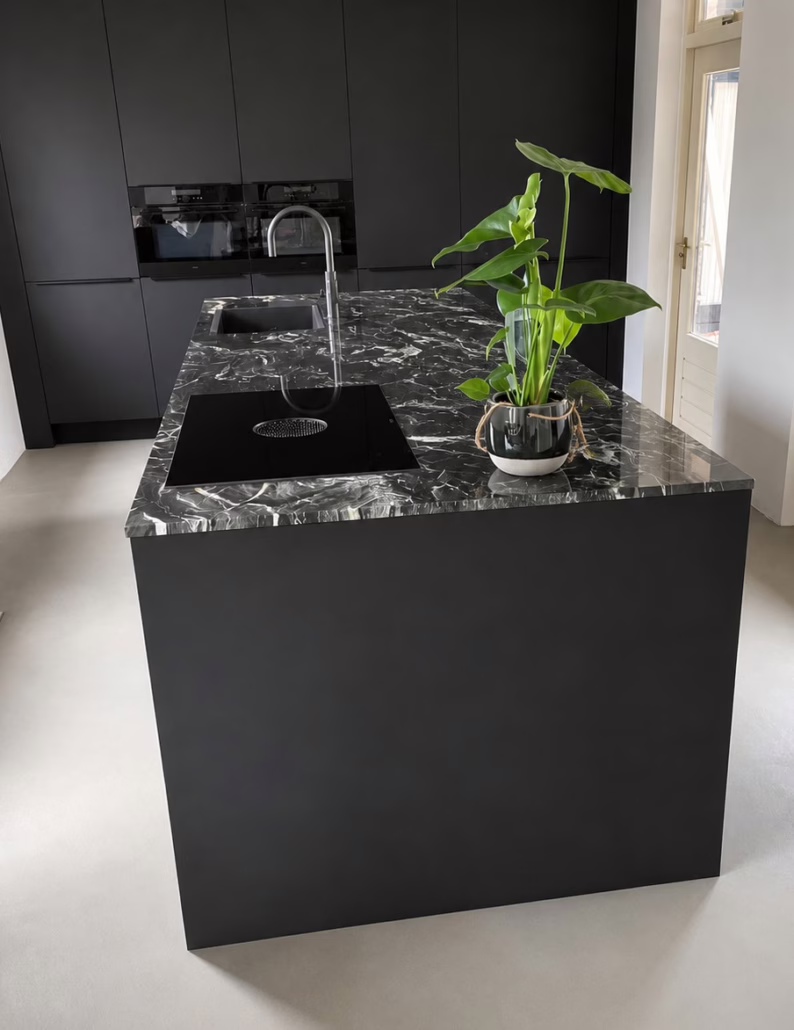 Zwarte keuken in combinatie met de Lavasteen gietvloer