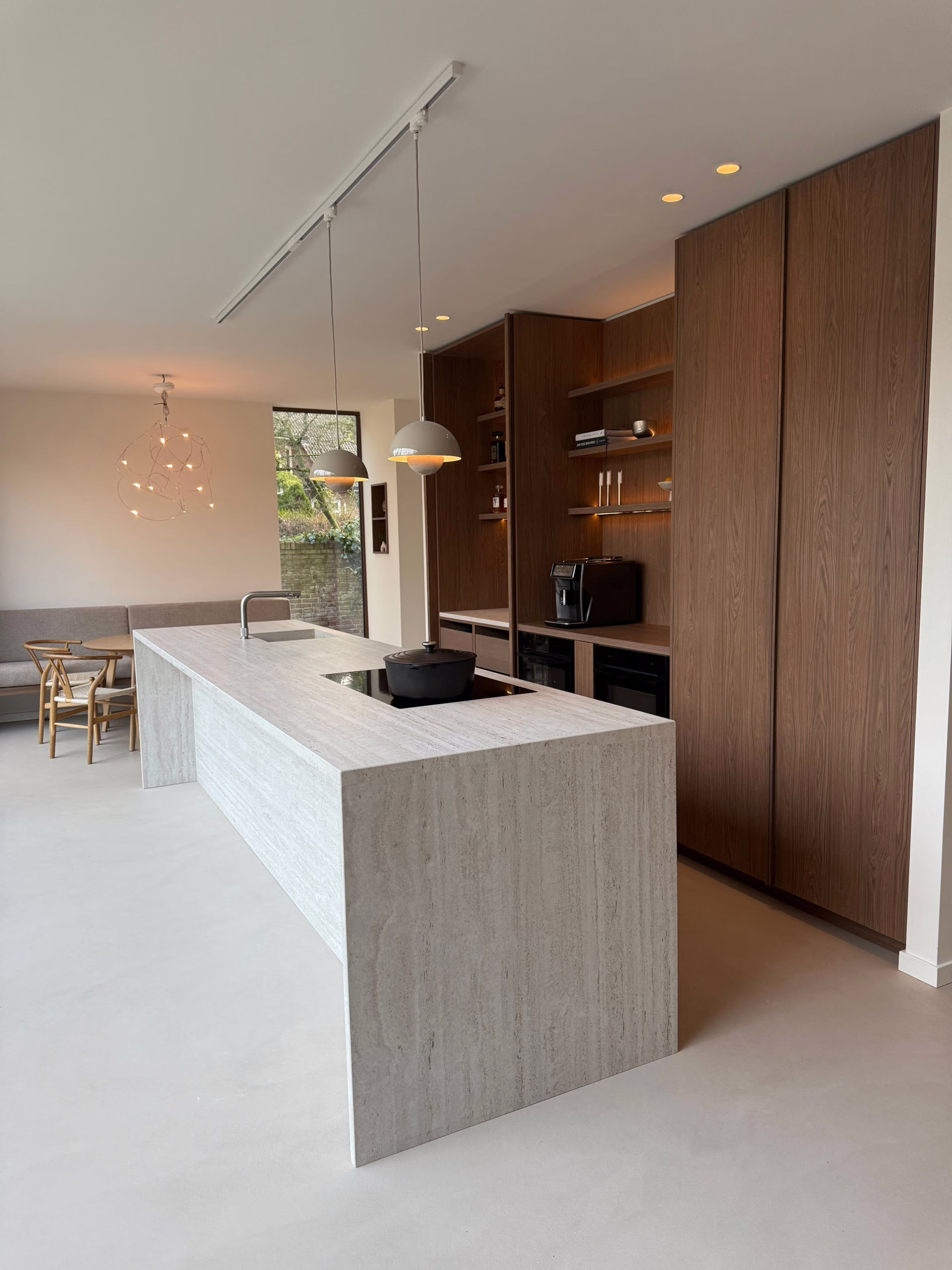 Minimal Sand ggietvloer in moderne villa met leefkeuken.