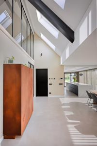 Moderne minerale gietvloer landelijke woning Weert