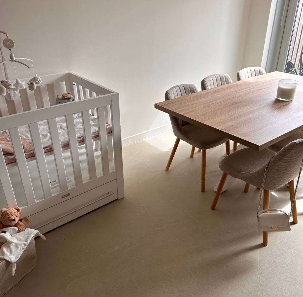 Stoere Solido kwartsiet gietvloer in zand beige